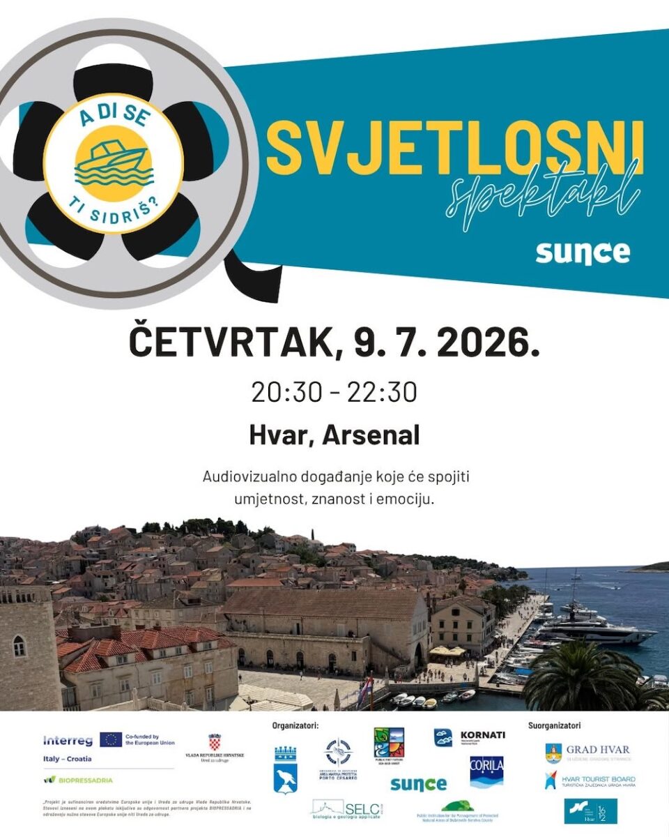 Svjetlosna projekcija Voice of the Sea na pročelju Arsenala u Hvaru prikazuje posidoniju, jednu od najvažnijih biljaka Jadranskog mora.