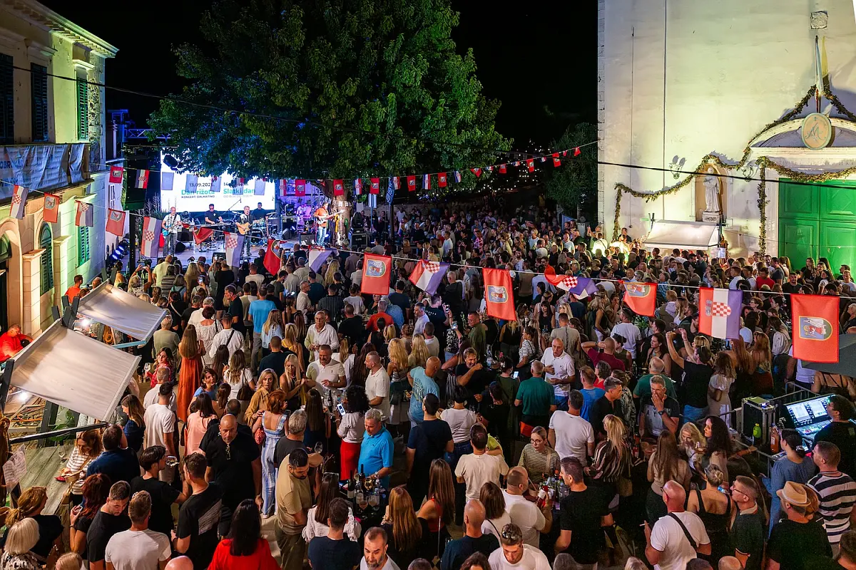 Skradin tijekom Festivala rižota i načina života