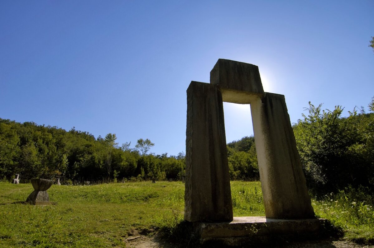 Aleja glagoljaša na cesti između Roča i Huma u Istri
