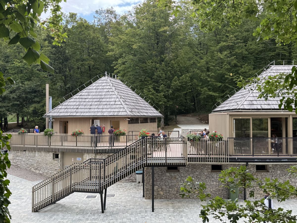 Bistro Kupalište uz jezero Kozjak u Nacionalnom parku Plitvička jezera