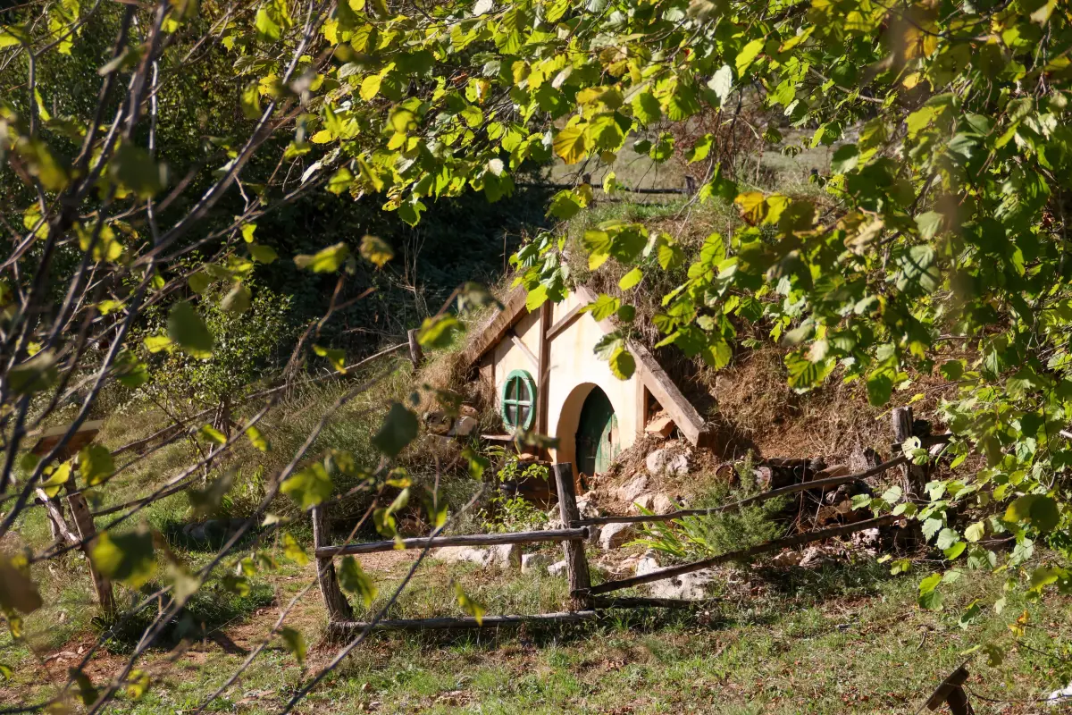 HOBITSKA KUĆICA, JU Pećinski park Grabovača